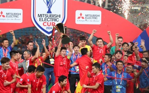 Đội tuyển Việt Nam diễu hành rước Cup vô địch Đông Nam Á, Xuân Son về nước điều trị