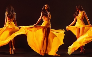 Hoa hậu H'Hen Niê mặc lại chiếc đầm vàng kỷ niệm 7 năm đăng quang