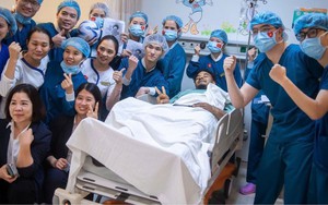 Xuân Son phẫu thuật thành công sau hơn 1 tiếng, hát Quốc ca Việt Nam và tuyên bố sẽ sớm trở lại