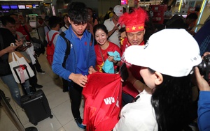 Những ‘người hùng’ ASEAN Cup về nước, xe cứu thương đón Xuân Son