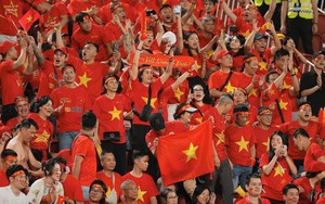 Cổ động viên Việt Nam tại Thái Lan vỡ òa niềm vui chiến thắng