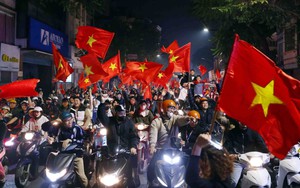 Người hâm mộ Hà Nội đổ ra đường mừng Việt Nam vô địch ASEAN Cup 2024