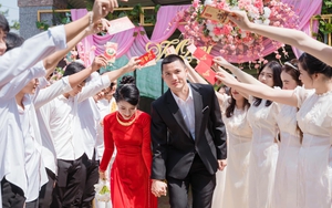 Cuộc sống ngoài bóng đá của Đình Triệu qua tiết lộ của bà xã xinh đẹp: Thích nấu ăn, yêu vợ và rất chăm việc nhà