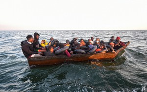 Vấn đề người di cư: Cứu sống một em bé chào đời trên tàu bơm hơi ở Đại Tây Dương