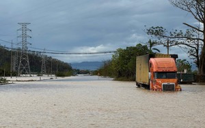 Vẫn còn 246 vị trí ách tắc giao thông trên các tuyến đường bộ sau bão số 10