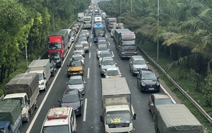 Cao tốc Hà Nội - Hòa Lạc ùn tắc kèo dài hàng km