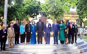 Chủ tịch Quốc hội Cuba đặt hoa tại Tượng đài Anh hùng dân tộc José Marti