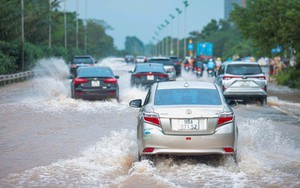 Nhiều tuyến đường Hà Nội vẫn ngập sâu sáng 1/10