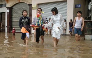 Cuộc sống sau ống kính: Quê tôi sống chung với lụt