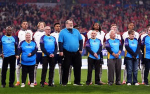 Dàn mascot ở trận Anh thắng xứ Wales gây xúc động mạnh