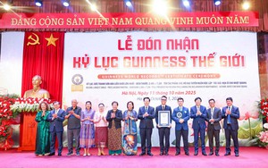 Họa sĩ Chu Nhật Quang nhận kỷ lục tranh sơn mài liền khối lớn nhất thế giới
