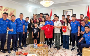 Đội tuyển U23 Việt Nam giao lưu tại Đại sứ quán Việt Nam ở UAE