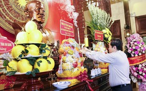 Chủ tịch Quốc hội Trần Thanh Mẫn dâng hương tưởng nhớ Chủ tịch Tôn Đức Thắng