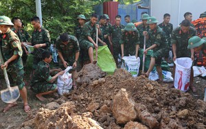 Hà Nội: Bộ đội sát cánh cùng nhân dân chống lũ
