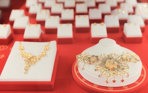 Giá vàng lại vượt mốc 4.000 USD/ounce