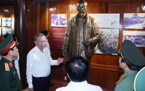 Tổng Bí thư Tô Lâm dâng hương tưởng nhớ Chủ tịch Hồ Chí Minh