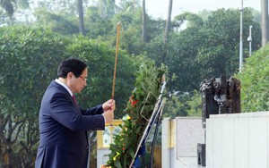 Đoàn đại biểu dự Đại hội Đảng bộ Chính phủ lần thứ nhất đến đặt vòng hoa, dâng hương, tưởng niệm các Anh hùng liệt sĩ