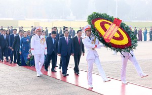 Đoàn đại biểu dự Đại hội Đảng bộ Chính phủ vào Lăng viếng Chủ tịch Hồ Chí Minh