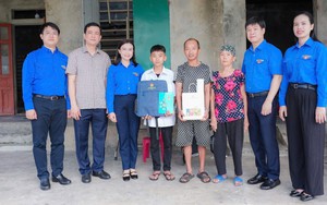 Trung ương Đoàn thăm, tặng quà người dân và thanh thiếu nhi Hà Tĩnh bị ảnh hưởng bởi bão số 10