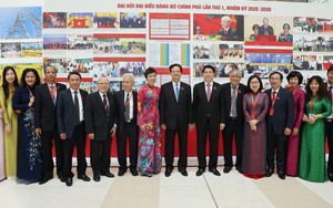 Chủ tịch nước tham quan triển lãm ảnh của TTXVN tại Đại hội đại biểu Đảng bộ Chính phủ lần thứ nhất