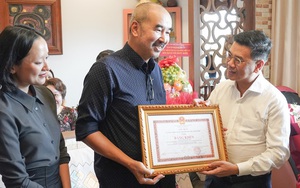 Đạo diễn Bùi Thạc Chuyên nhận bằng khen từ UBND TP. HCM cho phim 'Địa đạo'