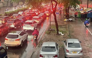 Nhiều tuyến đường Hà Nội tắc nghẽn cục bộ trong cơn mưa sớm