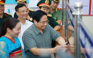 Thủ tướng kiểm tra hoạt động của Trung tâm Phục vụ hành chính công xã Bát Mọt, Thanh Hoá