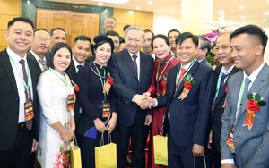 Tổng Bí thư gặp mặt nông dân xuất sắc, nhà khoa học của nhà nông năm 2025