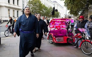 Dàn võ sĩ sumo khổng lồ gây cơn sốt tại London, khán giả được cảnh báo nguy cơ bị... đè bẹp