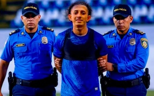 Vòng loại World Cup 2026: Tranh cãi gay gắt khi cảnh sát ập vào phòng thay đồ bắt cầu thủ ngay trước giờ bóng lăn