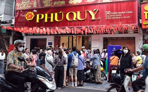 Giá vàng tăng mạnh, người dân vẫn xếp hàng chờ mua dù khan hiếm