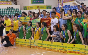 Đội bóng của Trần Thị Thanh Thúy nhận mưa tiền thưởng khi đánh bại CLB của Bích Tuyền để vô địch