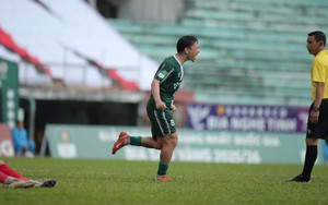 Cựu sao U23 Việt Nam lập siêu phẩm đá phạt, giúp đội của Công Phượng dẫn đầu BXH