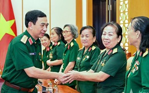Đại tướng Phan Văn Giang gặp mặt Ban Liên lạc Đại đội Nữ lái xe Trường Sơn