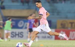 Hai ngày sau khi nhập tịch, Đỗ Hoàng Hên đá chính và đối đầu với Hoàng Đức