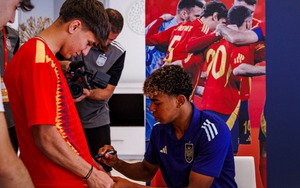 Lamine Yamal ngừng cho chữ ký miễn phí