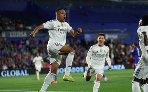 Mbappe ghi bàn trận thứ 11 liên tiếp, Real thắng trong trận đấu có 2 thẻ đỏ để đòi ngôi đầu bảng từ tay Barca