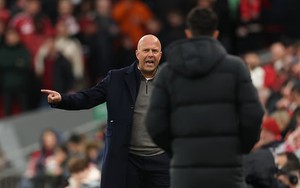 Arne Slot chỉ trích lối chơi 'đổ bê tông' của MU sau thất bại thứ tư liên tiếp của Liverpool