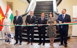 Chủ tịch Quốc hội Hungary cắt băng khai mạc triển lãm ảnh về Thành phố Hồ Chí Minh đầu thế kỷ XX