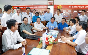 Thủ tướng kiểm tra hoạt động Trung tâm phục vụ hành chính công ở Cần Thơ