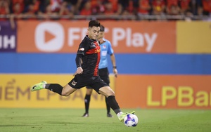 Đức Chiến sút tung lưới CLB cũ, cuộc đua vô địch V-League kịch tính