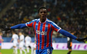 Kết quả Cúp C3: Thắng 2-0 với 10 người, đội bóng Anh làm nên lịch sử với chuỗi 19 trận bất bại