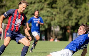 Cựu tiền đạo MU gãy ba xương sườn do va chạm khi thi đấu, phải nhập viện khẩn cấp 