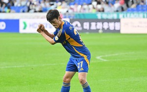 Cựu sao Ngoại hạng Anh gây sốc với màn ăn mừng 'đánh golf', ngầm móc máy HLV Shin Tae-yong