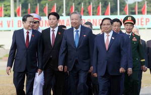 Đại biểu Quốc hội vào Lăng viếng Chủ tịch Hồ Chí Minh