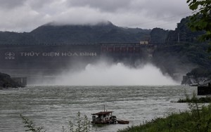 Mở 1 cửa xả đáy hồ thủy điện Hòa Bình từ 11h ngày 20/10