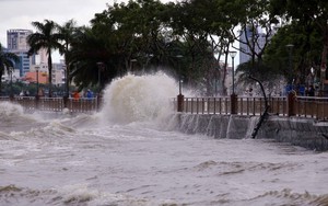 Bão số 12 tiếp tục đổi hướng cách thành phố Đà Nẵng 420 km