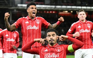 Kết quả bóng đá Europa League: Sean Dyche giành chiến thắng trong trận ra mắt Nottingham nhờ 11m và VAR