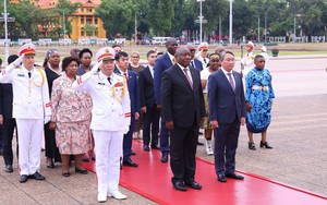 Tổng thống Nam Phi vào Lăng viếng Chủ tịch Hồ Chí Minh và tưởng niệm các Anh hùng liệt sĩ