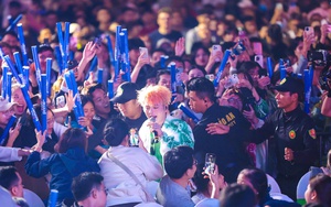 Người hâm mộ phấn khích khi RHYDER, Hà Nhi khuấy động đêm nhạc tại phố đi bộ Hà Nội